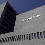 Europol: Az EU és Oroszország határán is csempészik a migránsokat